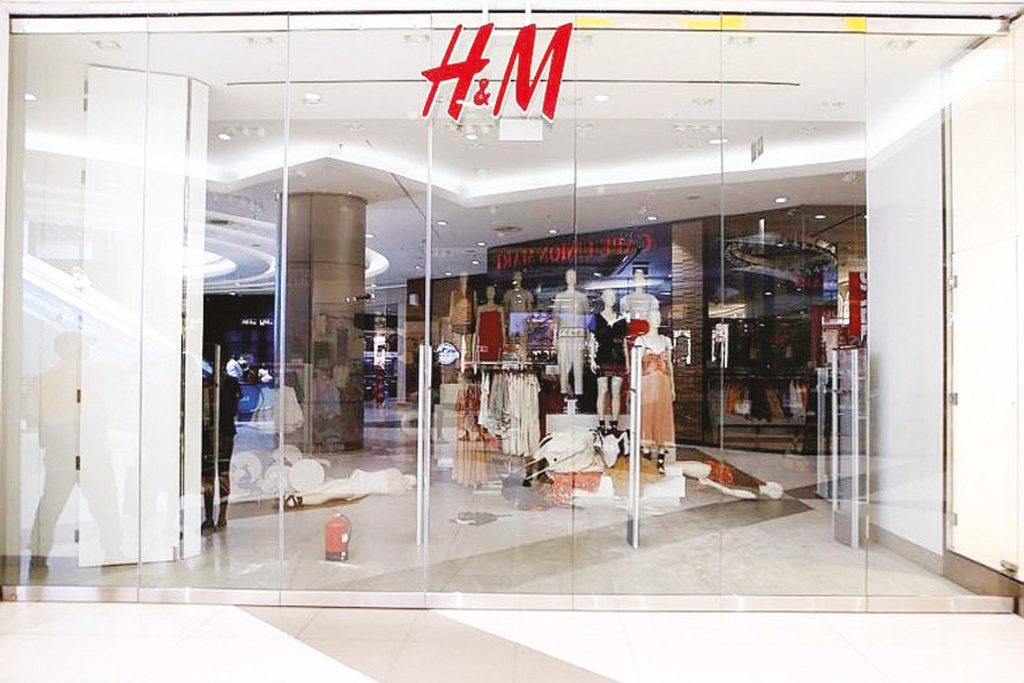 Al Retail Park il marchio di abbigliamento H M Il Popolo Tortona