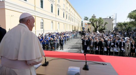 Il Papa: “Servono nuove narrazioni”