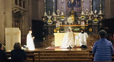 “Sulle orme dei santi” pregando davanti al tabernacolo