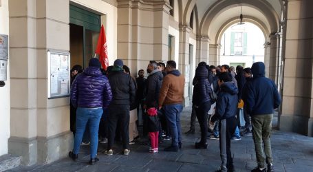 Pignorato il palazzo, i residenti protestano