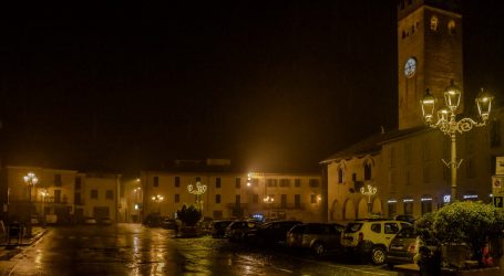 A Castelnuovo la piazza è illuminata con i led