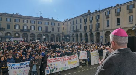 Gli studenti in piazza contro il bullismo