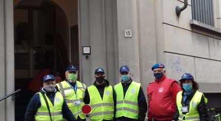 Nonni e mamme controllano l’ingresso a scuola