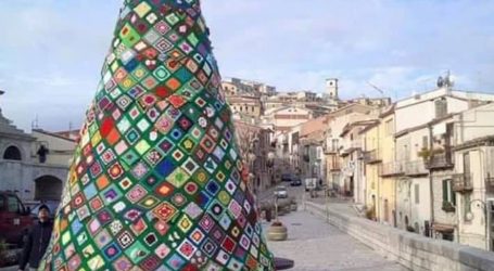 A Torre Garofoli le donne ricamano il grande albero della solidarietà