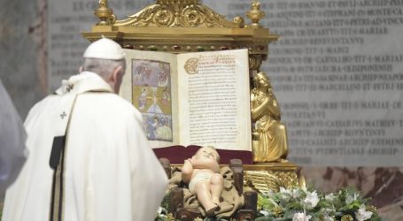 Papa Francesco: “Chi non adora Dio, adora il diavolo”