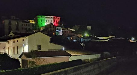 Il tricolore illumina il castello di Villalvernia