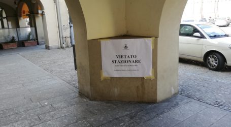 Vietato stazionare sotto i portici di piazza Duomo
