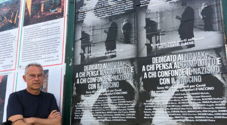 Il sindaco affigge i manifesti con i nomi dei morti per Covid