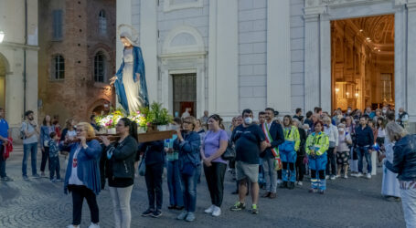 In cammino con la Madonna lungo le strade della città