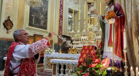 Comunità in preghiera ai piedi del santo martire