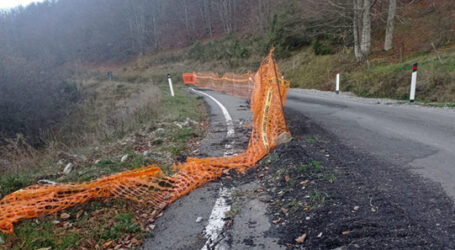 Lavori sulle strade di collina più dissestate