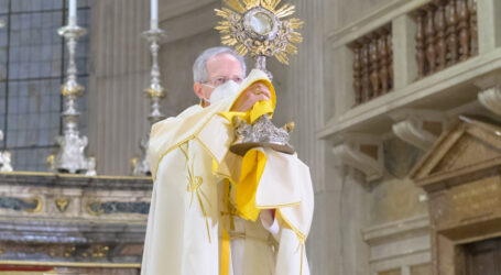 L’adorazione eucaristica produce frutti di bene nella Chiesa