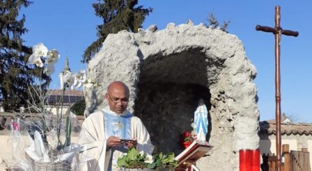 Messa nel cortile dell’asilo a Casatisma