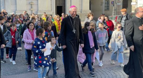 Sui passi della fede per le vie di Tortona con il vescovo Guido