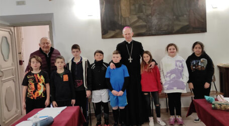 Mons. Marini saluta i ragazzi del catechismo di S. Giacomo