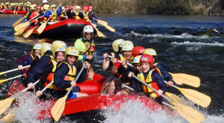 Gli studenti vanno in canoa e imparano il rafting