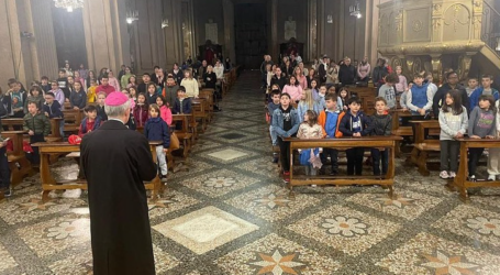 Il vescovo ha salutato i bambini della Prima Comunione