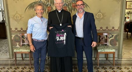 La t-shirt “5.30” al vescovo