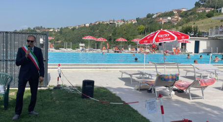 La piscina terrazza sulle colline