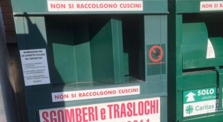 Cassonetti nuovi per indumenti usati