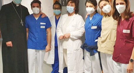 Il vescovo visita i malati all’ospedale di Voghera