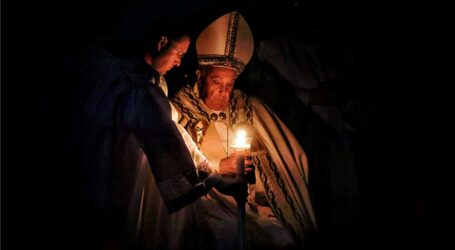 Oggi massi troppo pesanti chiudono la speranza dell’umanità. Ma Gesù rotola via la pietra