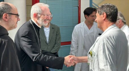Il vescovo in corsia incontra medici, infermieri e malati