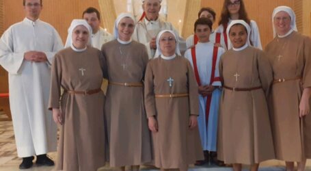 Sacro Cuore di Gesù: le Piccole Figlie di Sale in preghiera