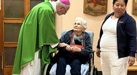 L’abbraccio degli ospiti della Rsa di Pozzolo a Mons. Marini