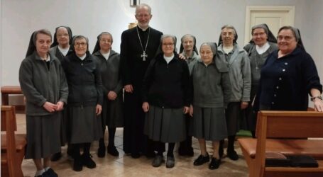 Il vescovo dalle Salesiane