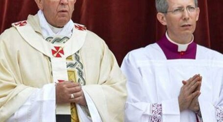 «Invochiamo il Signore per Francesco, siamo vicini a lui»