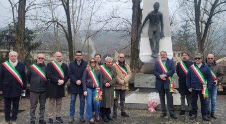 La targa in memoria di Fortunato e Pulce