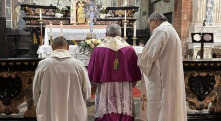 In preghiera davanti all’Eucaristia