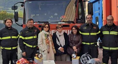 Una donazione ai Vigili del fuoco da parte della scuola