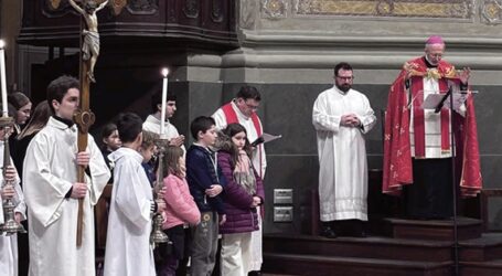 Insieme al vescovo nel segno della Croce