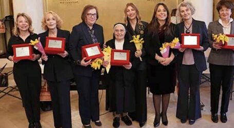 In primo piano le donne della scuola