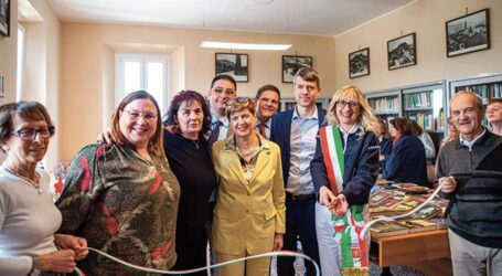 Fiocco rosa per la Biblioteca