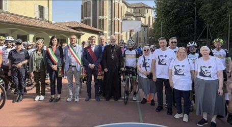 In bici e a piedi per aiutare gli altri